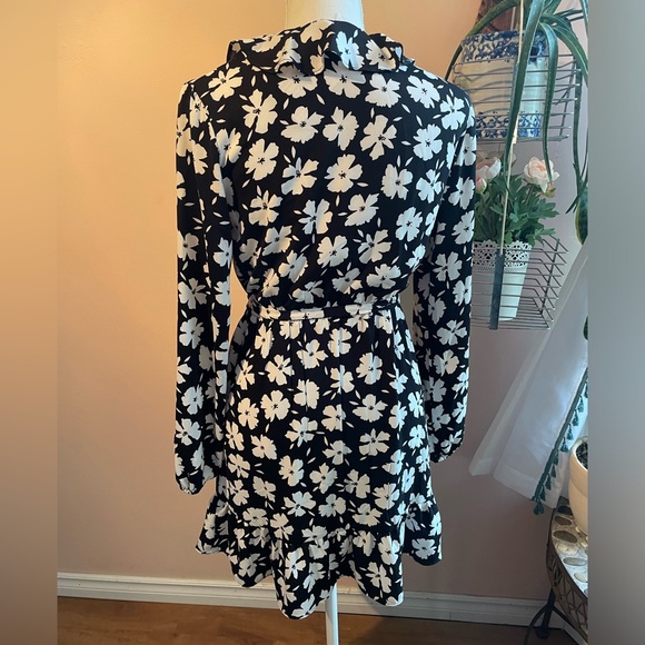 Black & White All Over Floral Print Dynamite Mini Dress Small - Picture 4 of 7